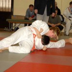 Kevin Wächtler (voben) vom Judoclub Gornau bezwingt den Freiberger Marco Hauschild.